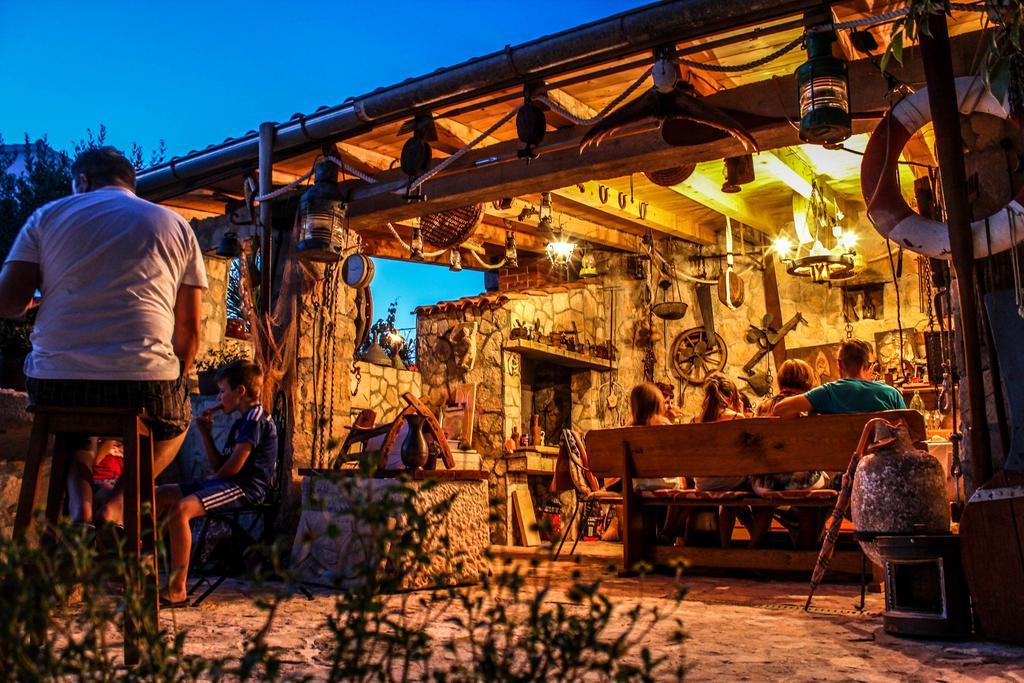 Lola'S Apartments Tribalj الغرفة الصورة